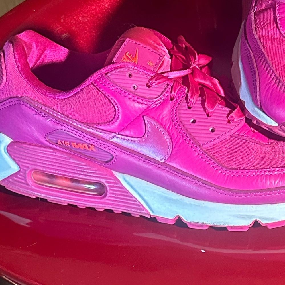 Nike Women's 2011 Valentines 💘 Airmax 90s Limited with OG laces in Vibrant Pink